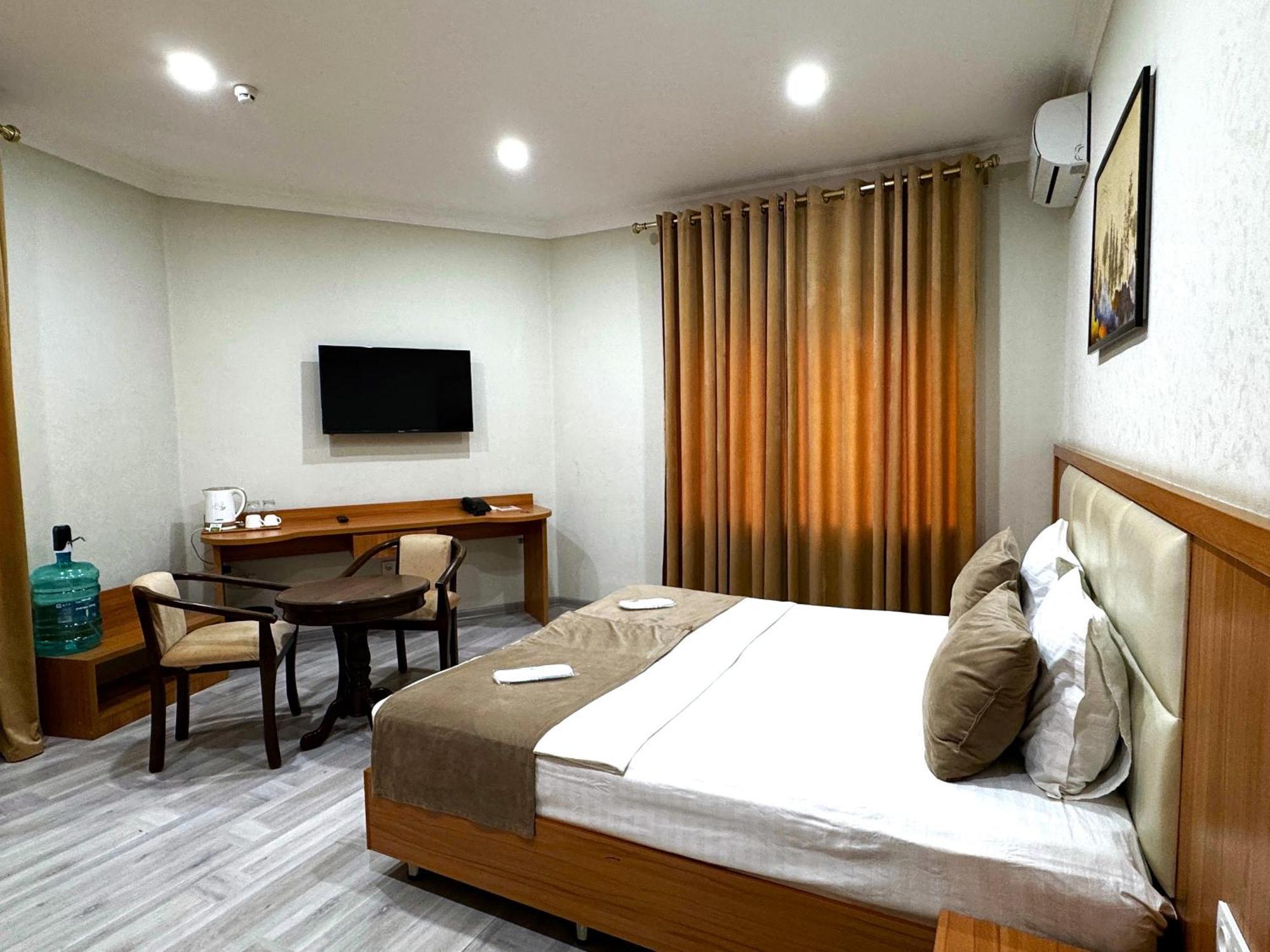 The Moon Tashkent Hotel Bagian luar foto